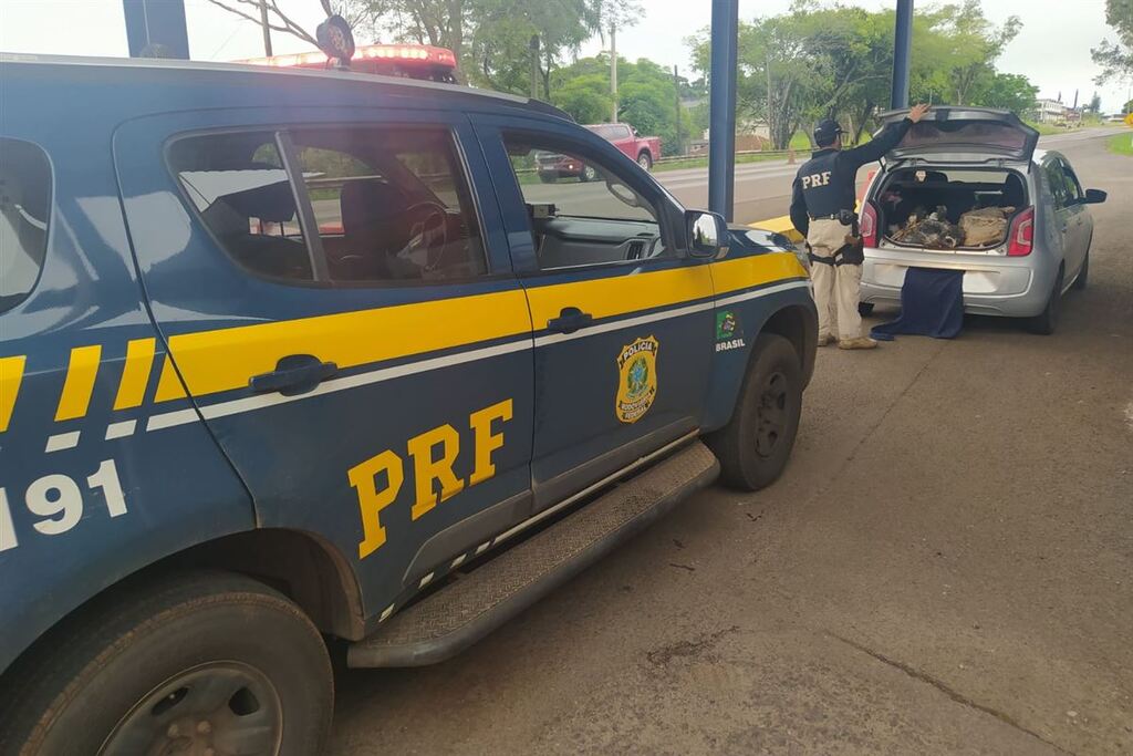 Foto: Polícia Rodoviária Federal - Droga estava escondida em fardos em um automóvel VW Up