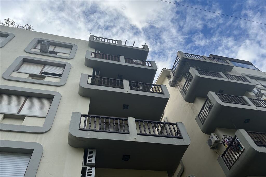 título imagem Corpo de Bombeiros interdita sacadas de prédio onde jovem morreu ao cair em Santa Maria