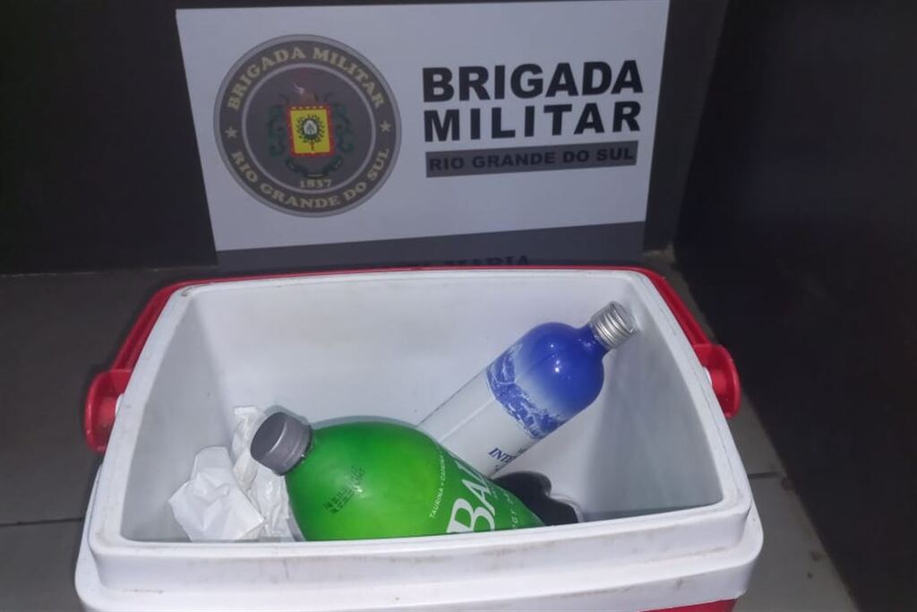 Foto: Gilberto Ferreira - Uma caixa térmica com bebidas foi apreendido com o motorista