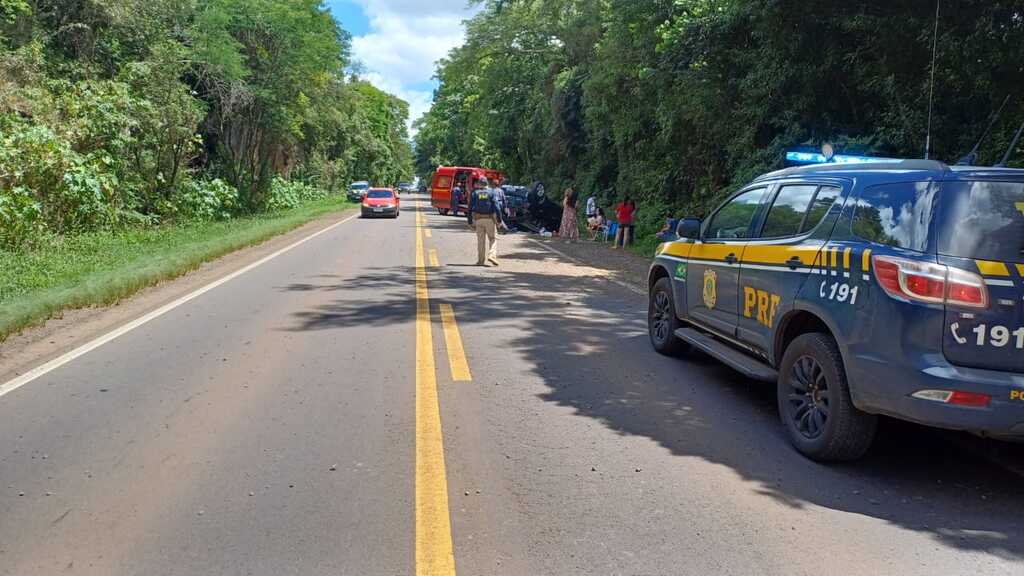 título imagem Duas pessoas ficam feridas após carro sair da pista e capotar na BR-287 em Santiago
