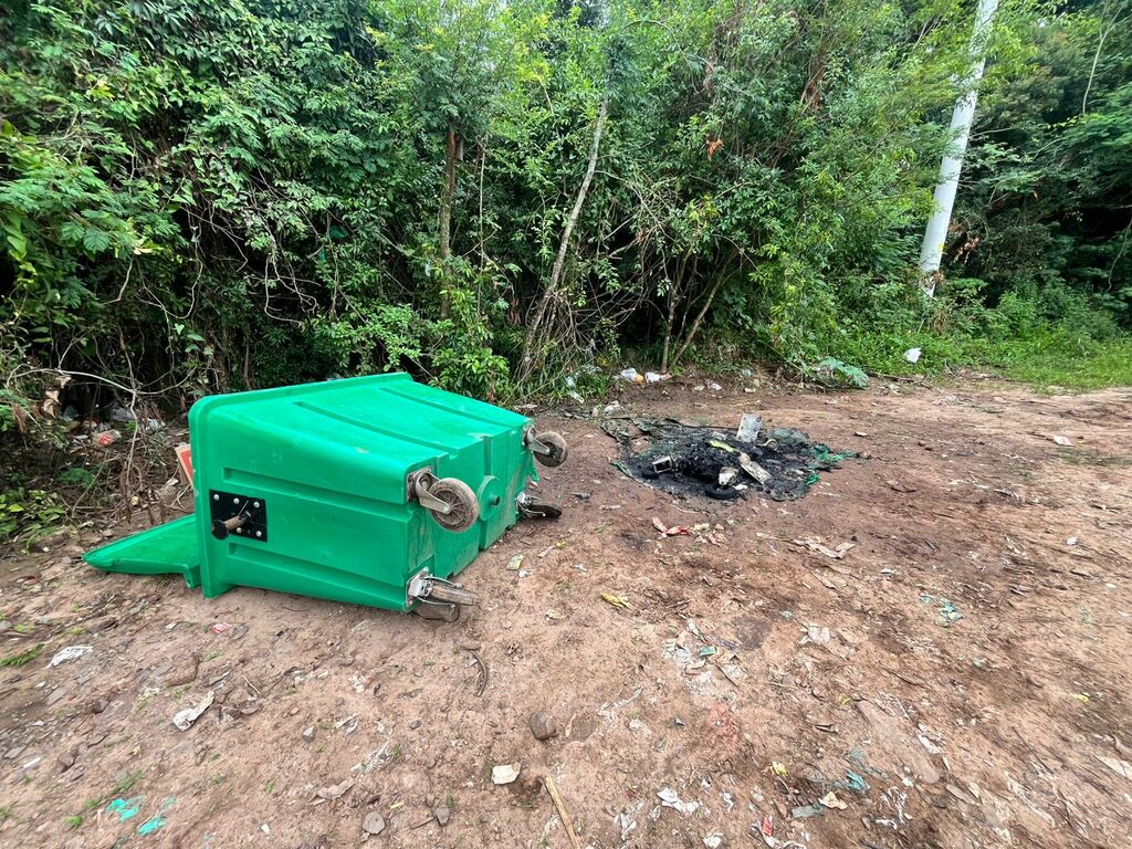 Homem é encontrado morto e carbonizado em contêiner de lixo em Santa Maria