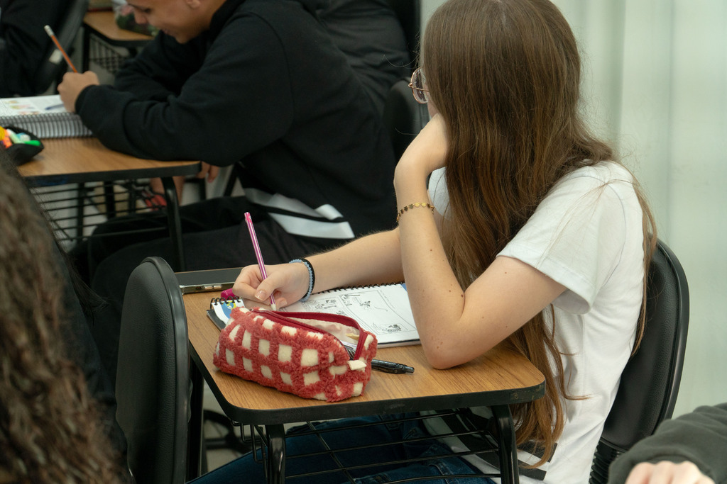título imagem Senado aprova projeto para restringir uso de celular em escolas