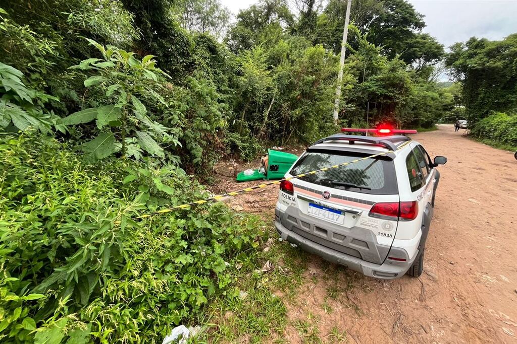 Corpo encontrado carbonizado em contêiner de lixo em Santa Maria era de jovem de 24 anos
