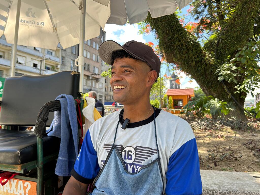 Hábito do passado, profissão do presente: conheça o engraxate da praça Saldanha Marinho