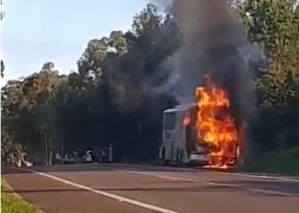 título imagem Ônibus da Expresso São Pedro pega fogo na BR-287