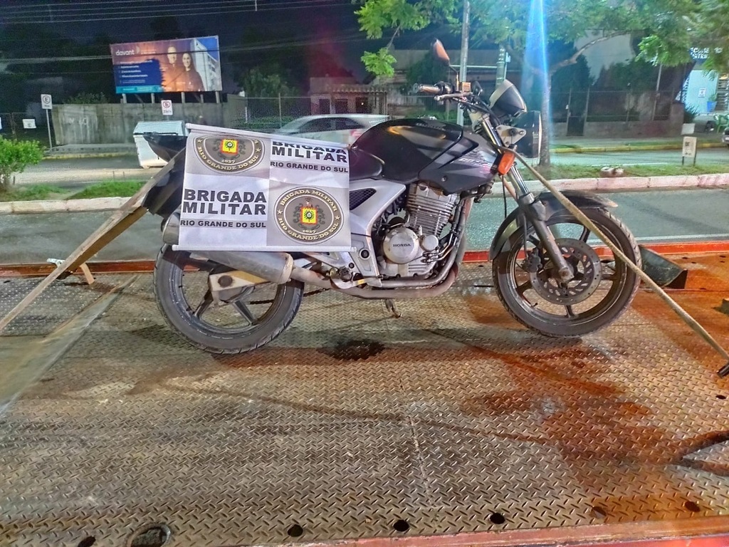 título imagem Homem embriagado e sem CNH é preso em motocicleta com quase R$ 31 mil em multas em Santa Maria