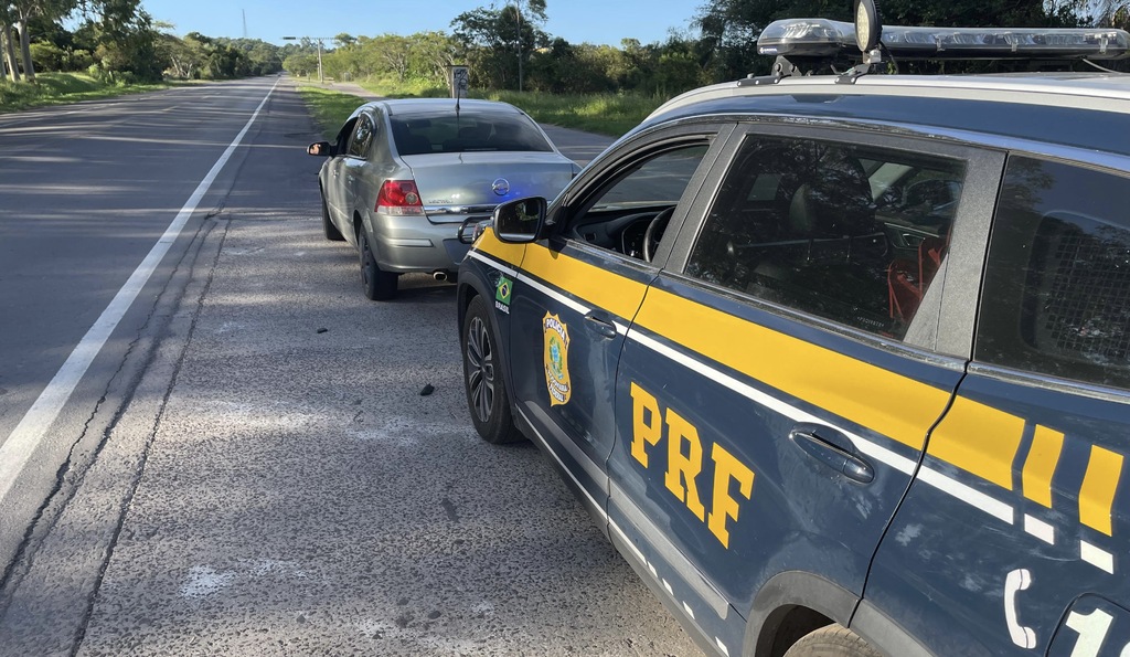 Foto: Polícia Rodoviária Federal (PRF) - Foragido viajava na carona de um automóvel Vectra, conduzido por uma mulher de 53 anos