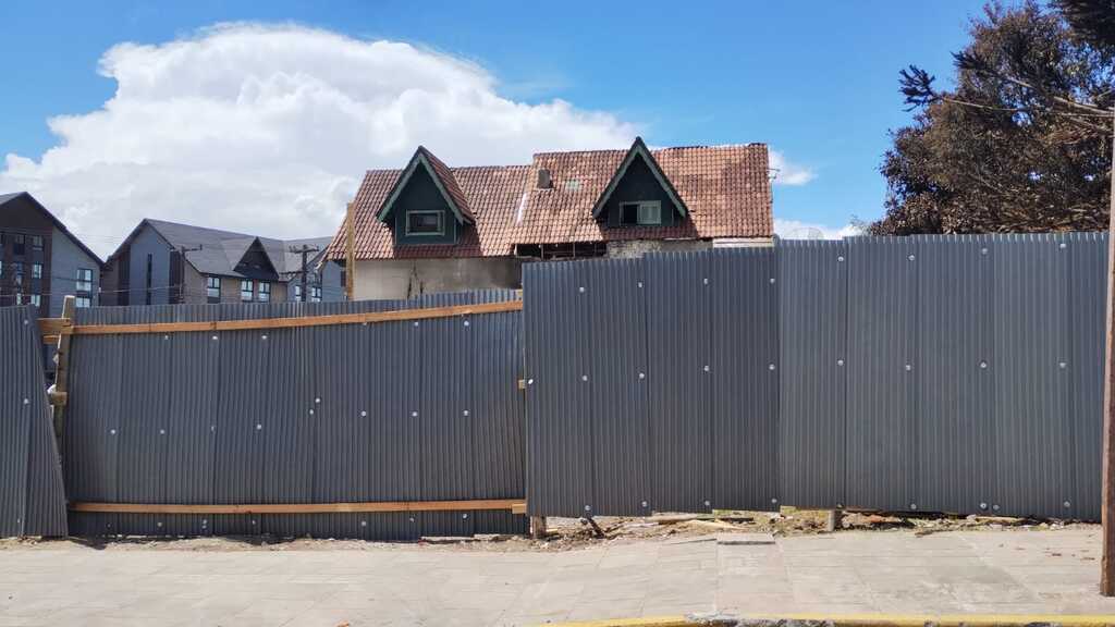 Foto: Marcos Fonseca - Área da Avenida das Hortênsias onde o acidente aconteceu foi cercada com tapumes. A pousada atingida segue fechada