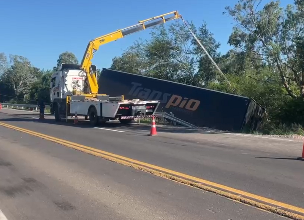 Foto: Gilberto Ferreira - Caminhão saiu da pista após colisão no fim da tarde de quinta-feira (2)