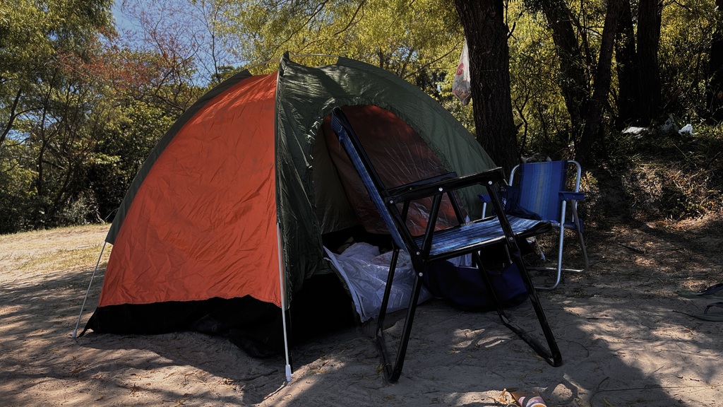 Galeria de imagens: Até barraca foi levada para aproveitar a sombra