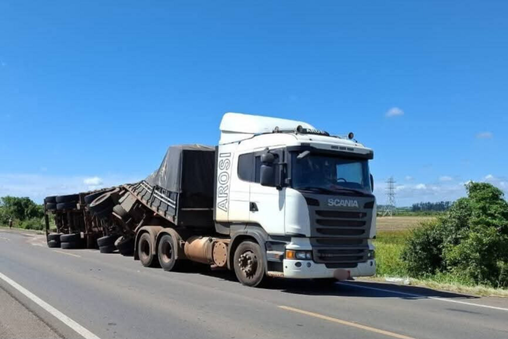 título imagem Carroceria de carreta emplacada de Santa Catarina tomba na BR-392, em São Sepé