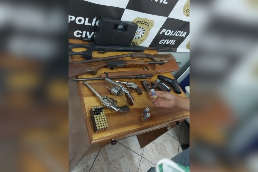 Foto: Polícia Civil (Divulgação - Durante a ação, diversas armas e munições foram apreendidas na casa do comerciante