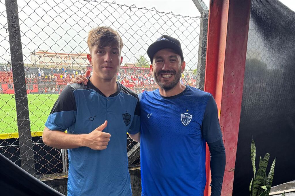 Foto: Arquivo pessoal - Dionathan Alemão (à esquerda) é volante do Barra-SC. Guile (à direita) é auxiliar técnico da equipe sub-20