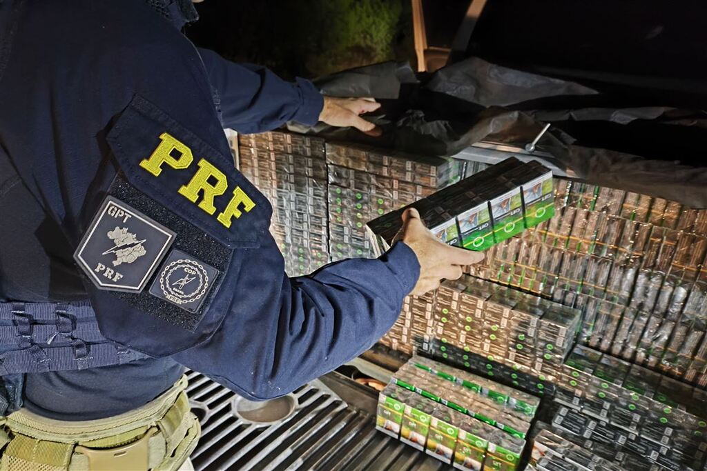 Foto: Polícia Rodoviária Federal - Em dezembro do ano ado, a PRF apreendeu cerca de 20 mil maços de cigarros de origem estrangeira na BR-392