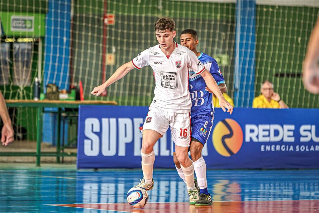 Foto: Guilherme Arruda GK (Minha Foto Em Jogo) - Kamikaiser, de branco, enfrenta o Tio Nanato de São Vicente do Sul, no Centro Desportivo Municipa (CDM)l