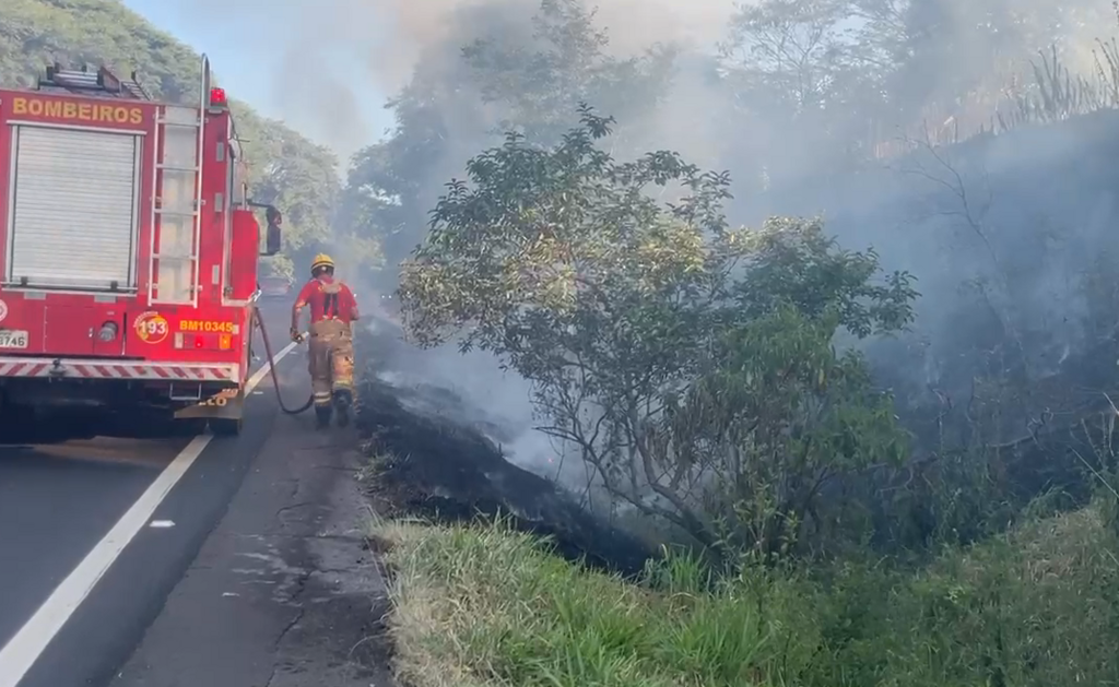 título imagem Três focos de incêndio são registrados em mesmo trecho da Faixa Nova de Camobi nesta quinta