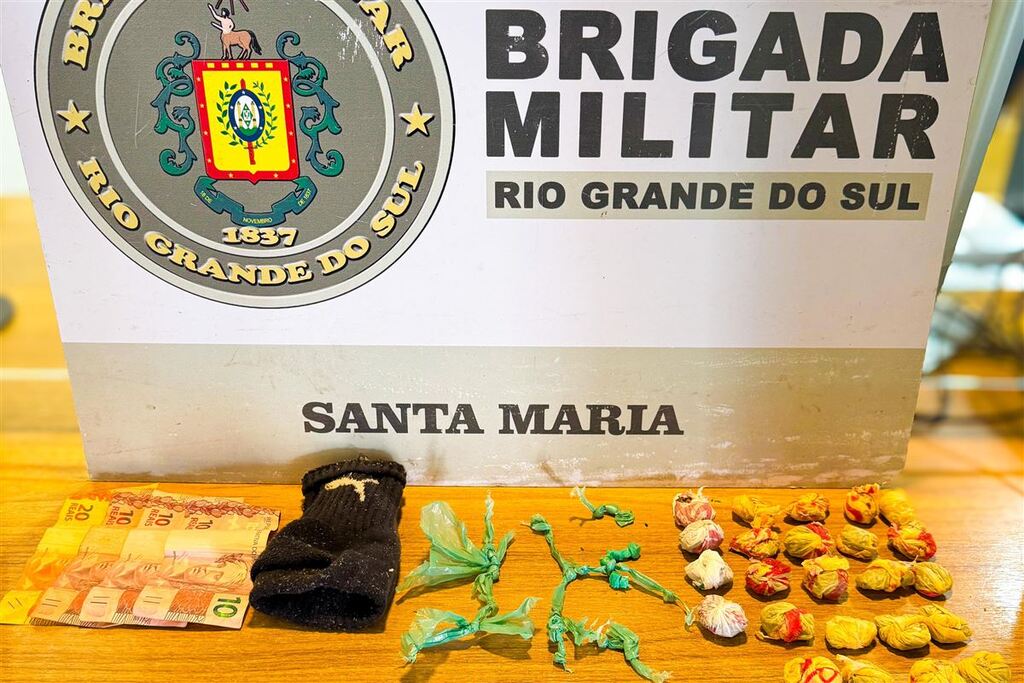 Jovem de 23 anos é presa por tráfico no mesmo local onde três pessoas foram assassinadas em Santa Maria Jovem de 23 anos é presa por tráfico no mesmo local onde três pessoas foram assassinadas em Santa Maria