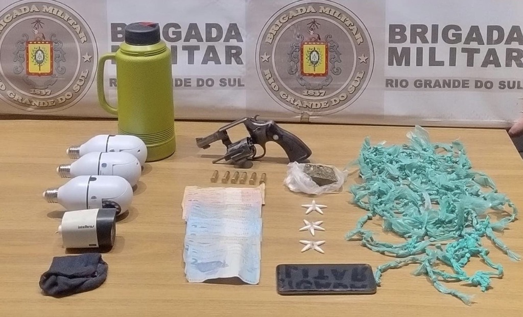 título imagem Dupla é presa com arma e drogas no Bairro Passo D’areia em Santa Maria