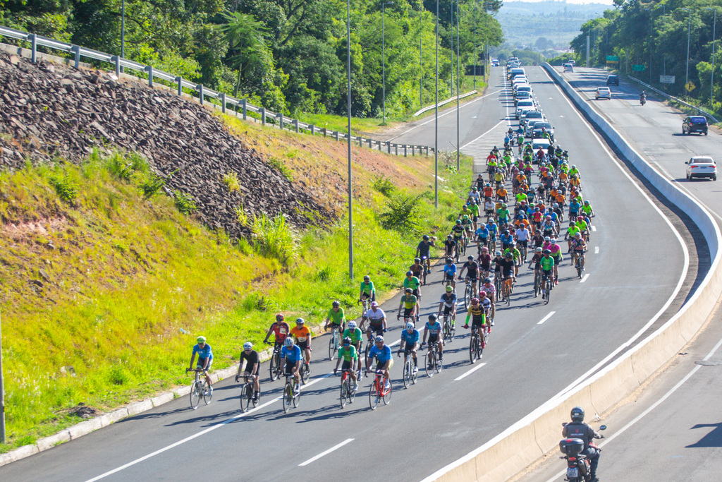 título imagem VÍDEO: cortejo de despedida é realizado em homenagem à ciclista Ana Maria Berleze em Santa Maria