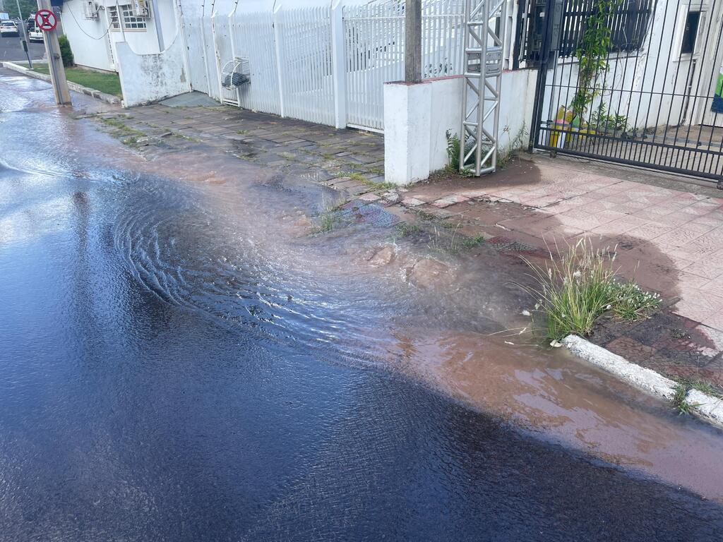 Cano de água se rompe no Bairro Nossa Senhora de Lourdes e fornecimento de água deve ser restabelecido na noite desta sexta, informa Corsan
