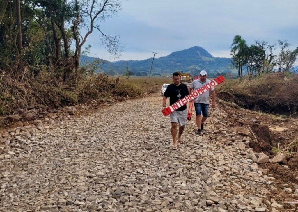 Prefeitura de Agudo, 06/06/2024 - Asfalto entre Agudo e Dona Francisca foi arrancado pela correnteza do Rio Jacuí e precisaram ser feitos desvios