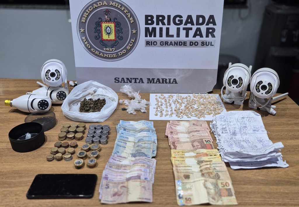 título imagem Trio é preso por tráfico de drogas no Beco da Tela em Santa Maria