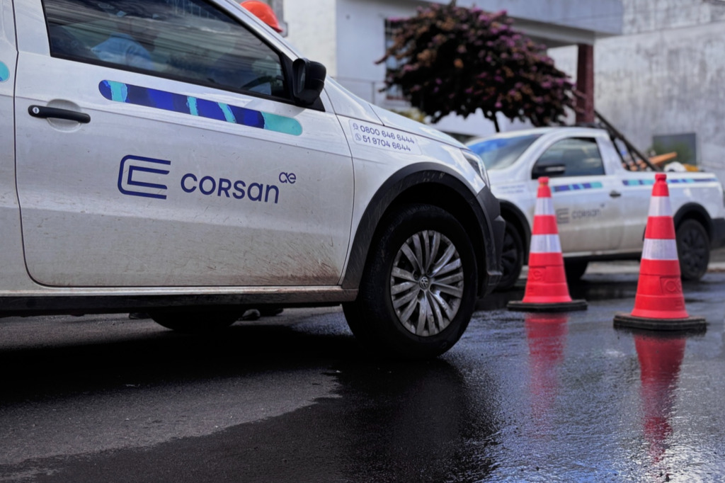 título imagem Equipe da Corsan conserta rede rompida em Santa Maria e informa sobre abastecimento de água