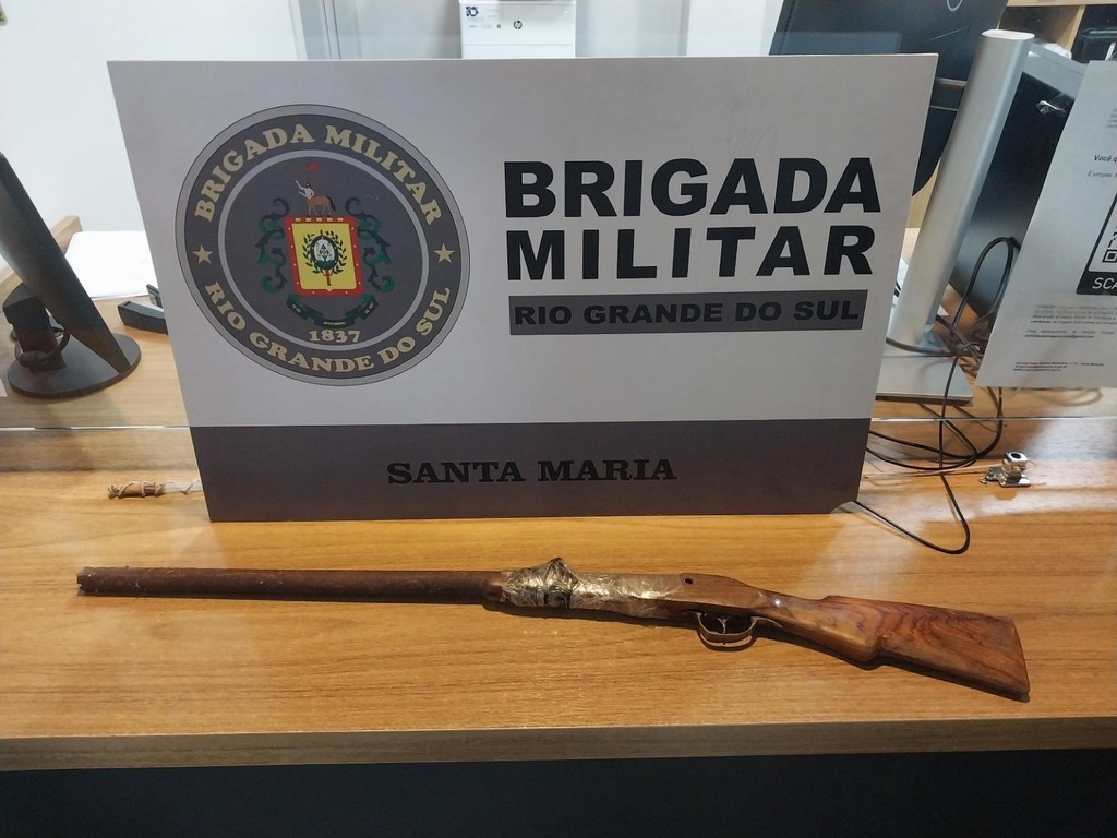 título imagem Homem é preso após agredir companheira em Santa Maria; arma utilizada em ameaças é apreendida