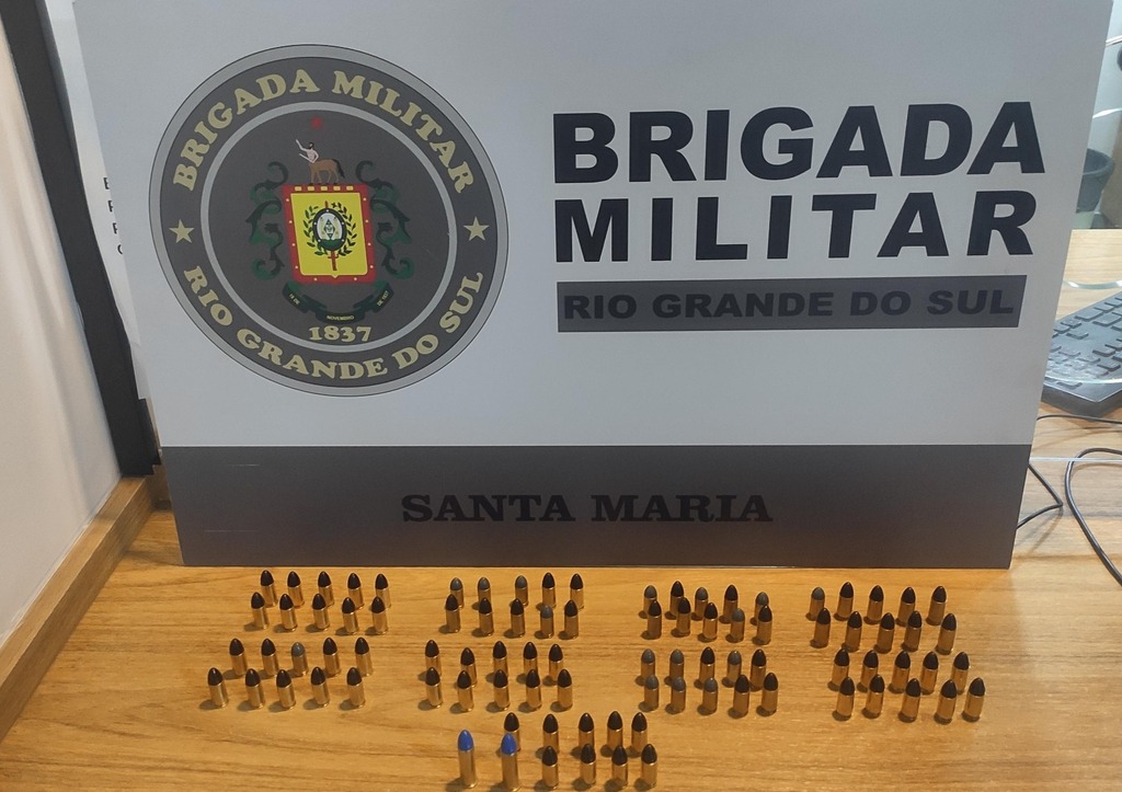 Após denúncia de injúria, homem é preso por posse ilegal de arma e munições em sapateira