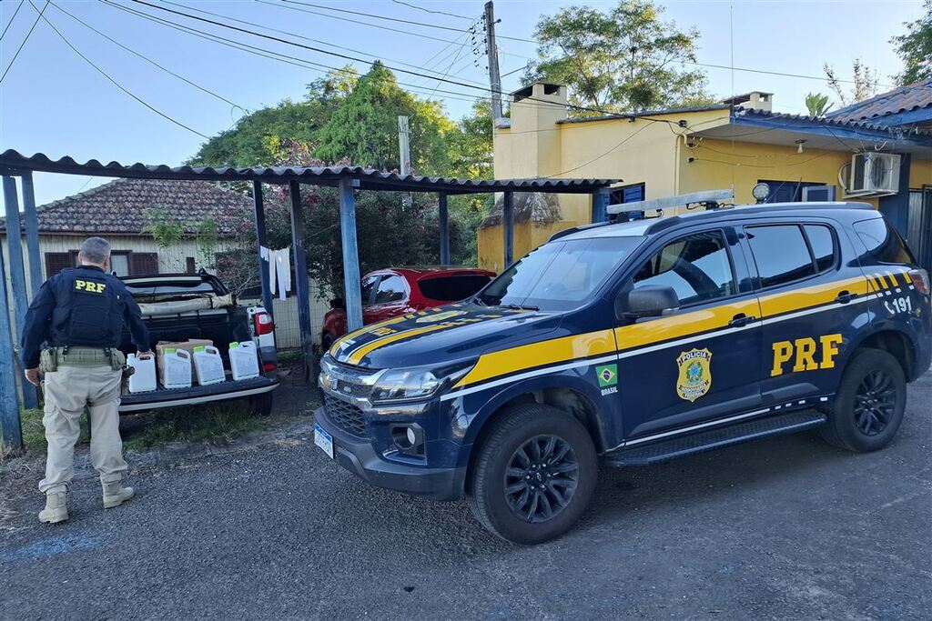 Foto: Polícia Rodoviária Federal (PRF) - Agrotóxicos estavam sendo transportados em um veículo com placas de Santa Catarina
