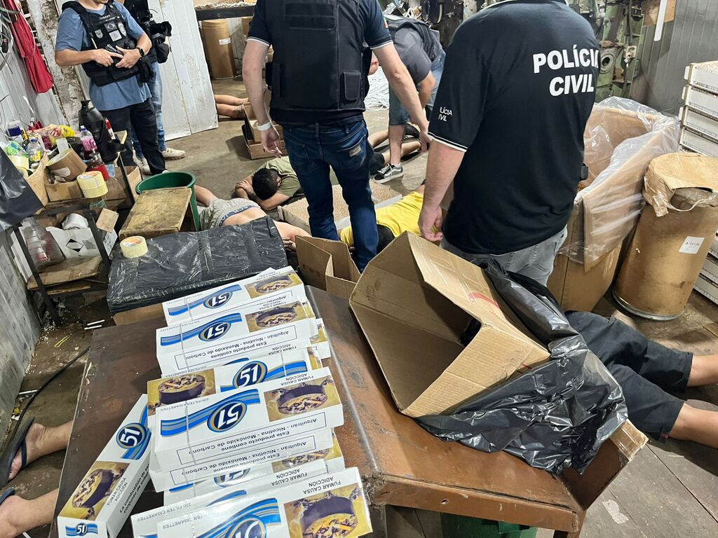 título imagem Polícia Civil deflagra operação em fábrica clandestina que produzia mais de 3 milhões de cigarros por dia na Região Central