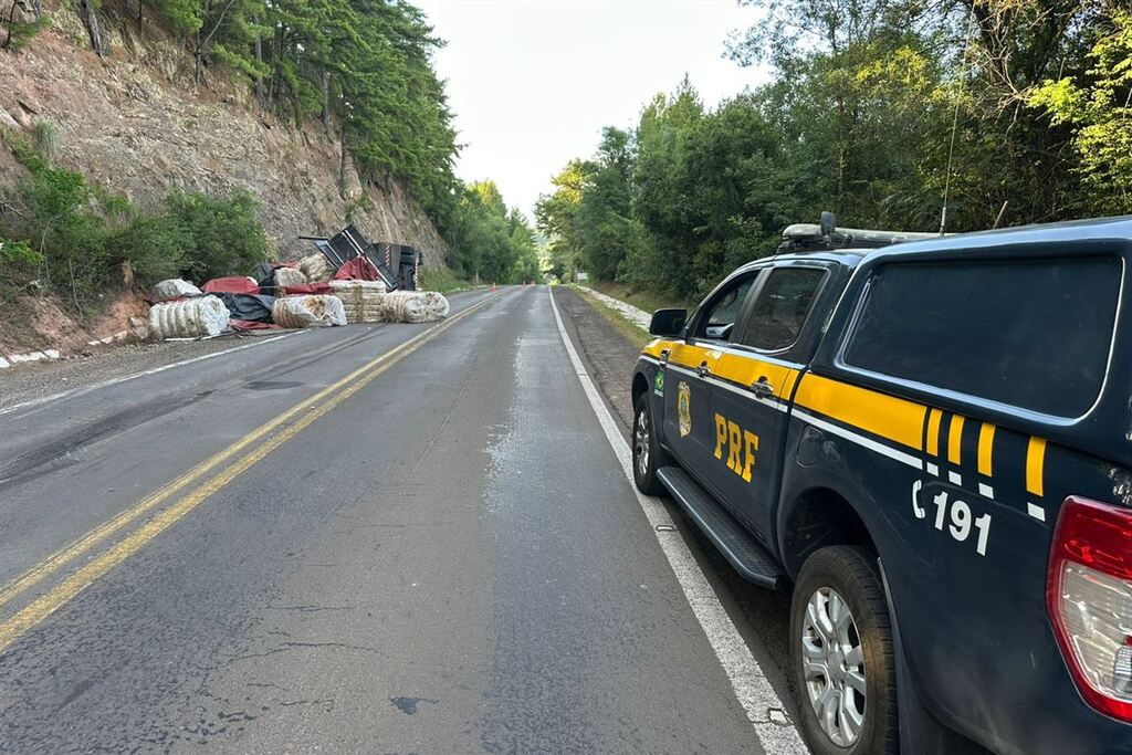 Carreta tomba na BR-287 em Santiago na manhã desta quinta-feira