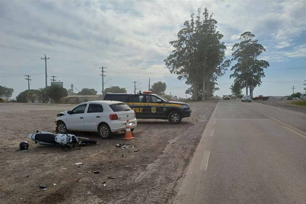 Motociclista fica gravemente ferido em colisão com automóvel na BR-287 Motociclista fica gravemente ferido em colisão com automóvel na BR-287