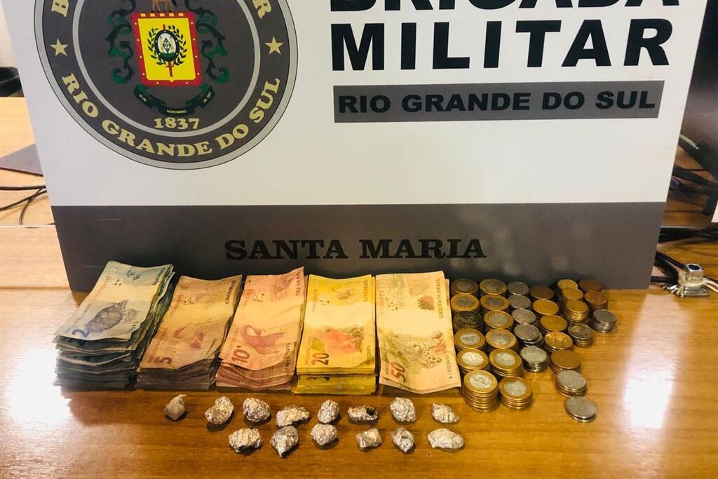 título imagem Adolescente é apreendida com drogas e dinheiro em Santa Maria