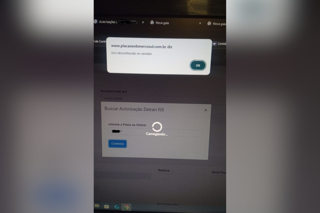 Foto Reprodução - Software antigo, que Detran determinou que voltasse a ser usado, não está funcionando, segundo empresas que fabricam placas para veículos.