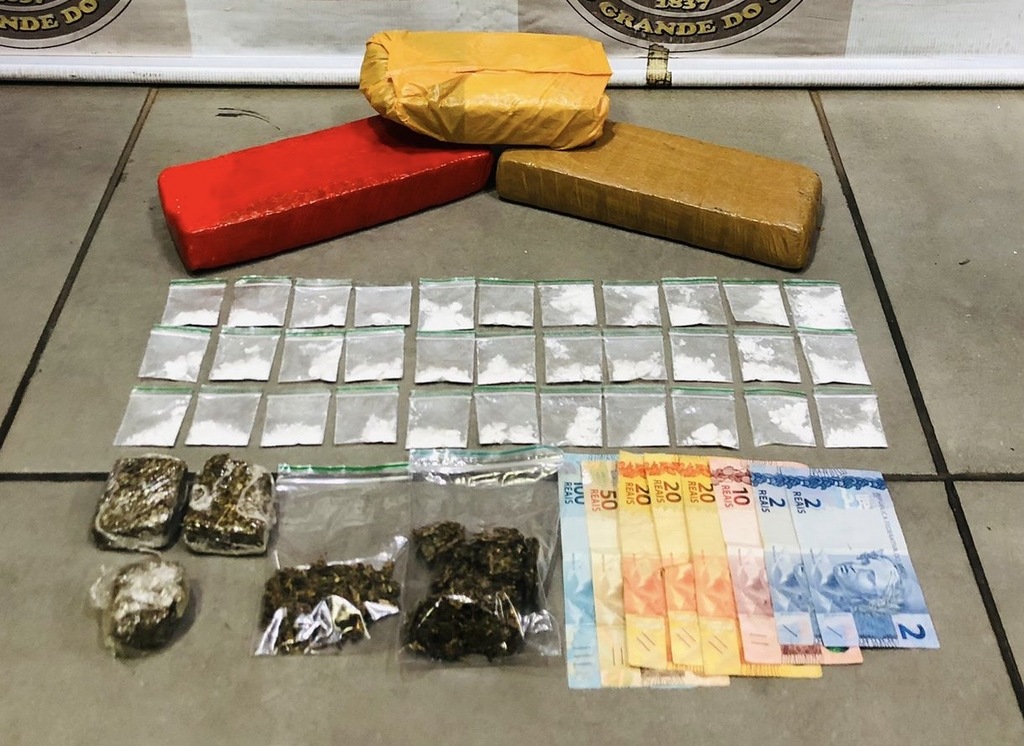 Homem é preso transportando drogas em veículo no Bairro Medianeira em Santa Maria Homem é preso transportando drogas em veículo no Bairro Medianeira em Santa Maria