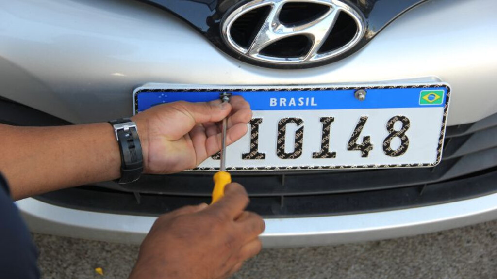 título imagem Sistema é normalizado e veículos voltam a ser emplacados no Estado