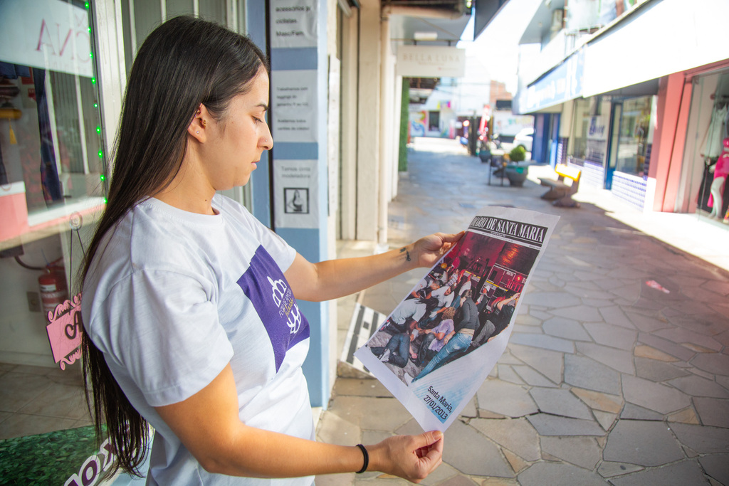 Fotos: Beto Albert (Diário) - Ryana Mendonça da Silva com a capa do jornal publicada em 28 de janeiro de 2013.