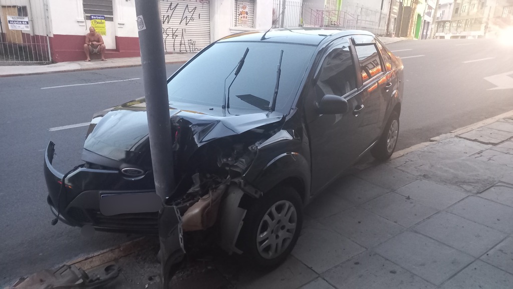 Motorista de aplicativo colide carro em poste no Centro de Santa Maria