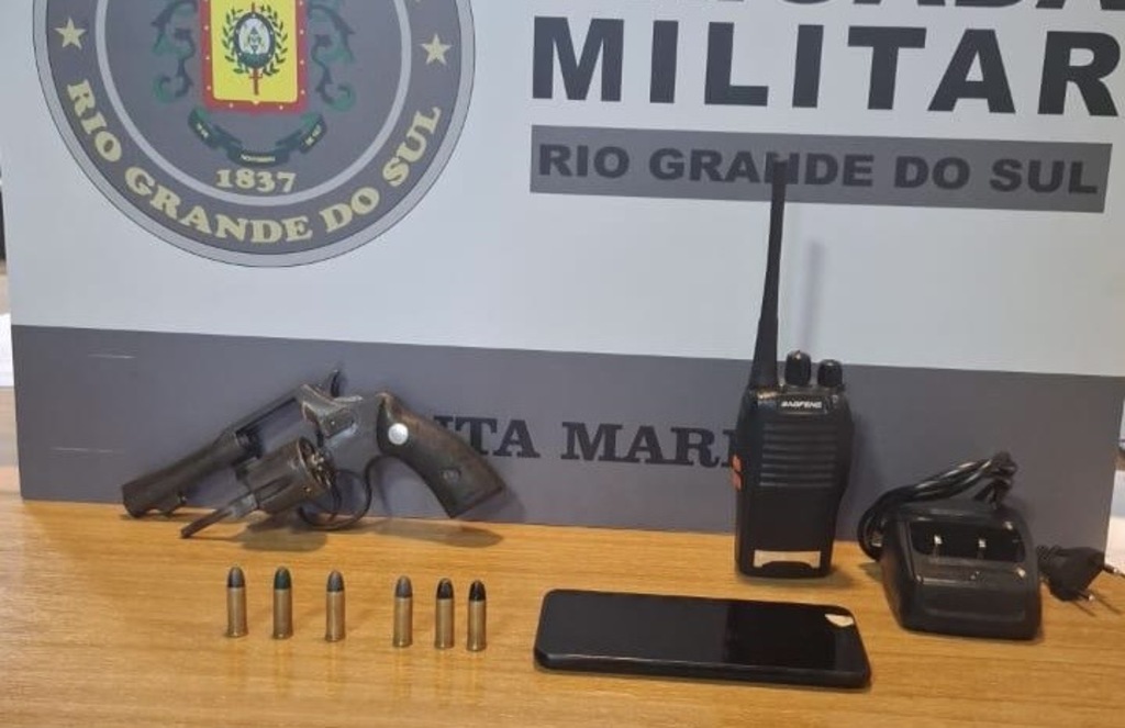 Homem é preso com revólver e rádio comunicador no Bairro Carolina, em Santa Maria Homem é preso com revólver e rádio comunicador no Bairro Carolina, em Santa Maria