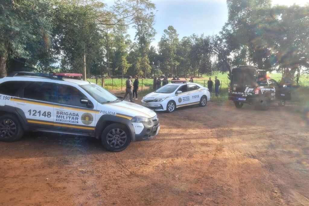 título imagem Mulher é encontrada morta com marcas de tiros e suspeita de atropelamento em Santa Maria