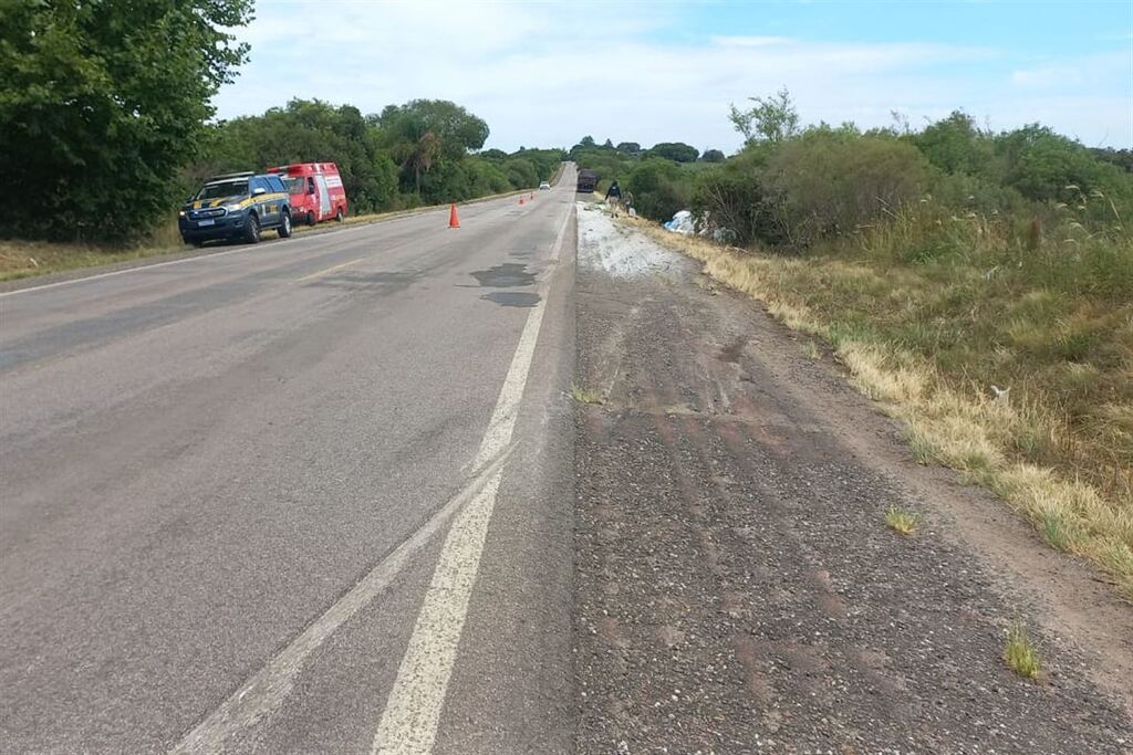 título imagem Motorista morre após tombar carreta na BR-290