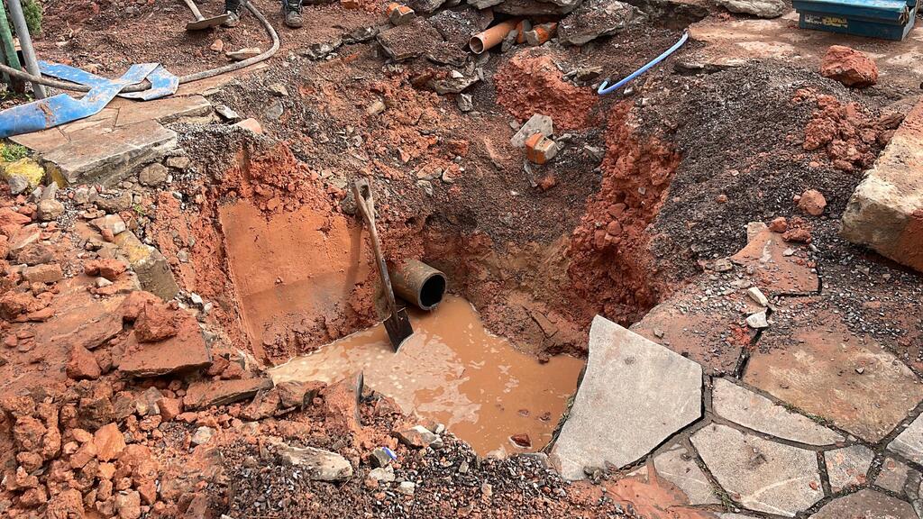 Vazamento de água na Avenida Fernando Ferrari é solucionado pela Corsan Vazamento de água na Avenida Fernando Ferrari é solucionado pela Corsan