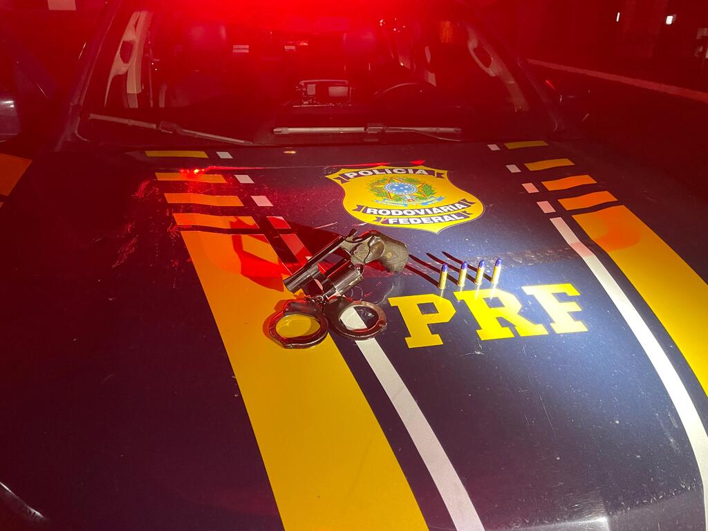 título imagem Motociclista foge de abordagem policial e é preso com revólver em Santa Maria