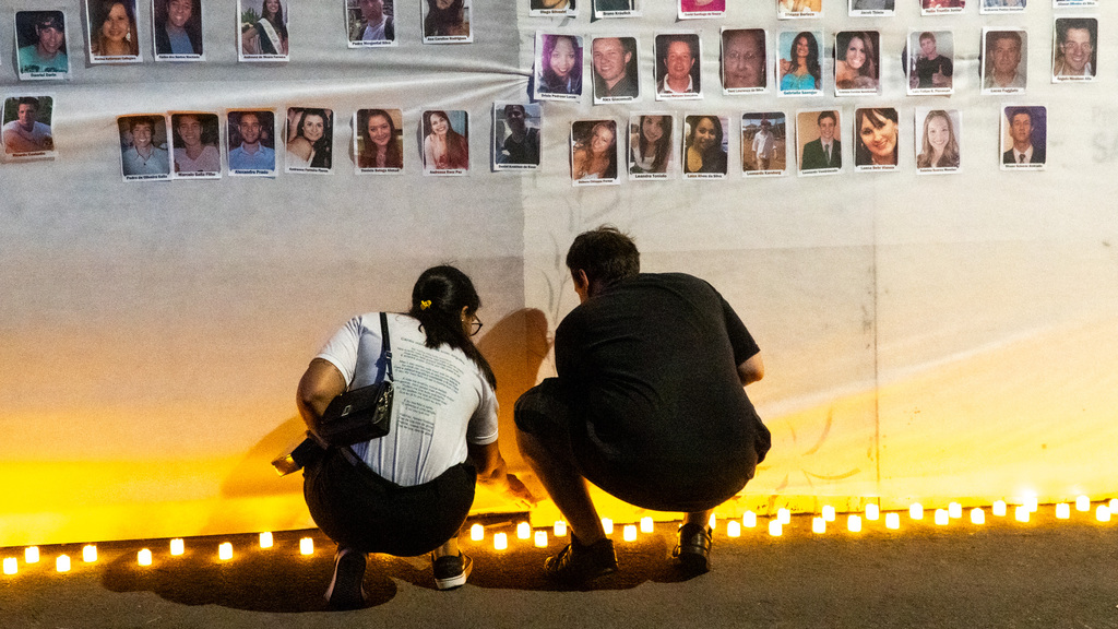 Foto: Beto Albert (Diário) - Registro  das homenagens na madrugada que marcam 12 anos da tragédia.