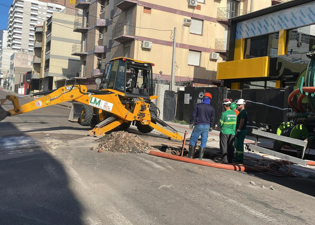 Rua dos Andradas tem bloqueio para conserto de equipamento de rede de esgoto Rua dos Andradas tem bloqueio para conserto de equipamento de rede de esgoto