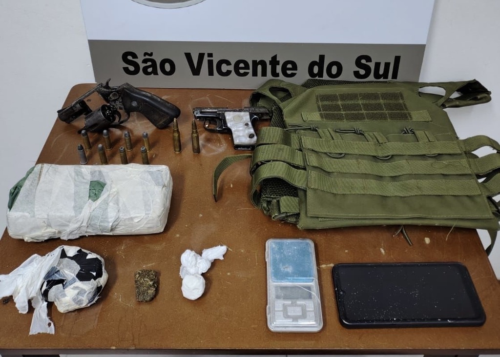 Preso horas antes, suspeito é flagrado novamente com arma e drogas em São Vicente do Sul