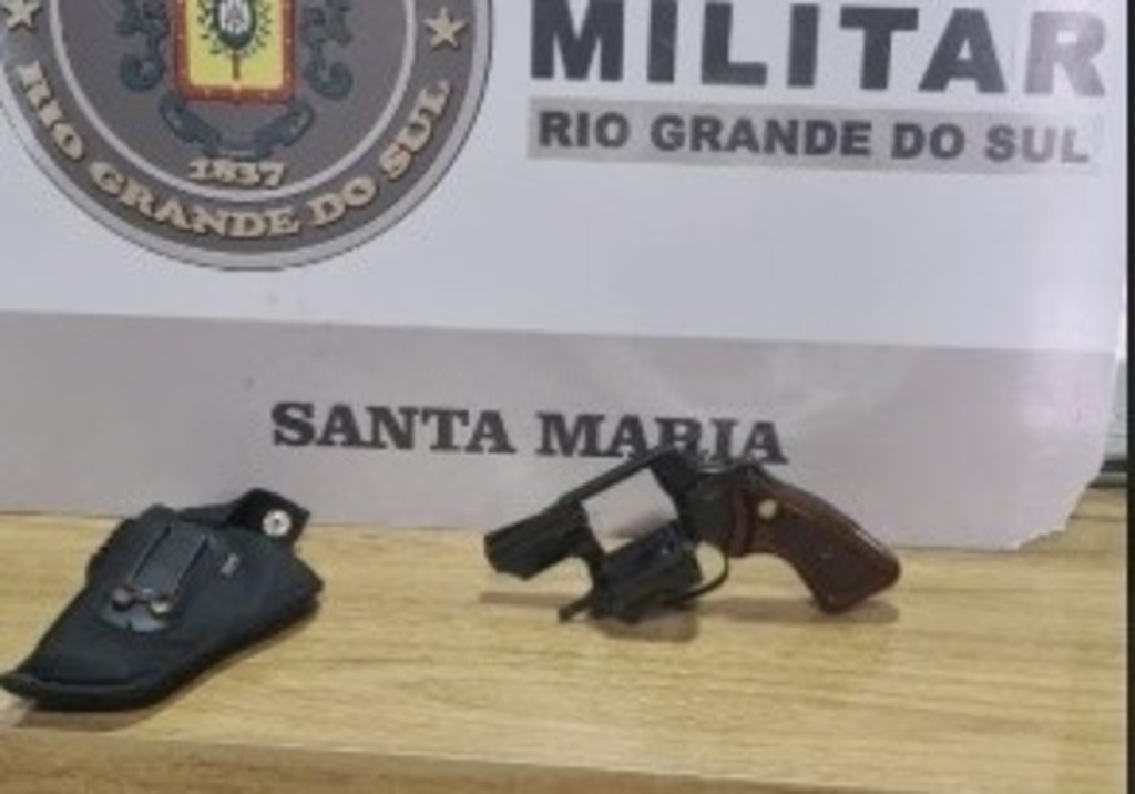 título imagem Segurança dispara arma durante briga, é imobilizado e tem revólver apreendido em Santa Maria