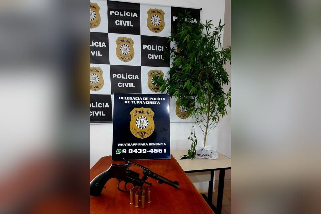 Trio é preso por tráfico de drogas e posse irregular de arma em Tupanciretã; pé de maconha foi apreendido com suspeitos Trio é preso por tráfico de drogas e posse irregular de arma em Tupanciretã; pé de maconha foi apreendido com suspeitos