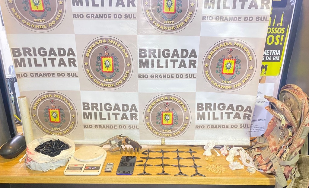 Foto: 2°BPChq - Além de um revólver, grande quantidade de drogas foi apreendida pelos policiais